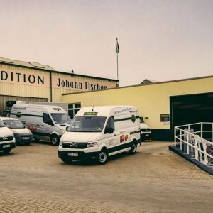 Transporter vor dem Firmengebäude - Spedition Johann Fischer KG