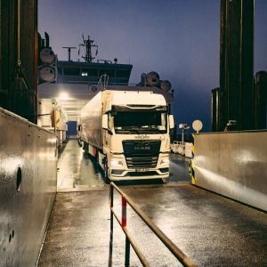 LKW in der Nacht - Spedition Johann Fischer KG