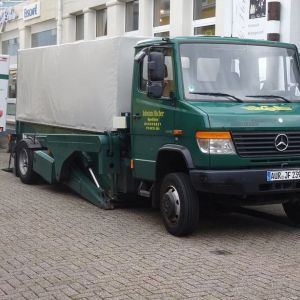Grüner LKW von Spedition Johann Fischer KG